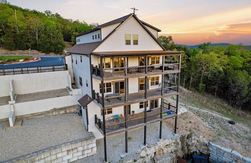 Table Rock House | The Best Lake Views-3 Decks-2 Game Rooms -Full Theater Room-$400 of Daily Free Tickets