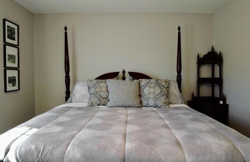 Branson Theater District Apartment | Townhome-Colonial B by Dreams2Reality Vacations- Includes FREE Attraction Tickets Daily!