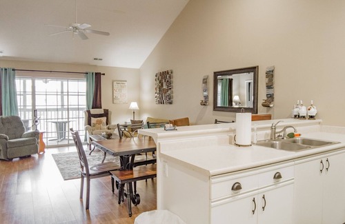 Branson Condo | Updated 2 BR Condo ~ Near the 76 Strip! FREE TICKETS INCLUDED! (CH1-35)