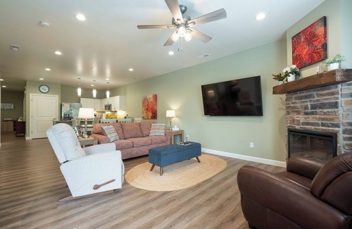 Branson Condo | Walk-In ~ Arcade Table ~ Christmas Decor ~ FREE TICKETS INCLUDED (FH-G107)