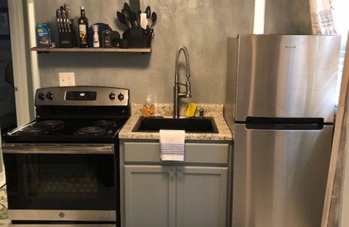 Downtown Branson House | Walk to Downtown/The Landing! Beautiful cottage, cozy private hot tub!