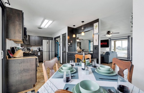 Jonesboro House | 1-Acre Retreat, Fire Pit, Near ASU & Hospital