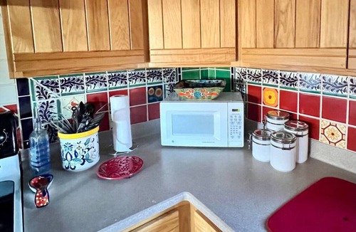 Mesilla Park House | 1 bed cute casita near NMSU, pet friendly