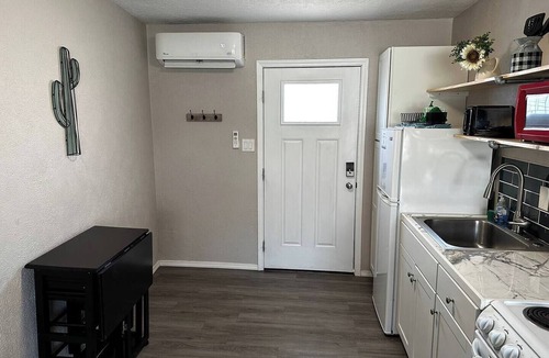 University Heights Apartment | 1 Bedroom apartment w/balcony near UNM, Nob Hill and downtown.