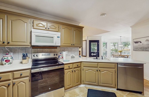 Conway House | <1 Block to Trails! Conway Biker & Hikers Haven