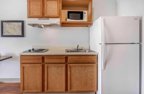 Wichita Apartment | 1 Full Bed | Mobil Acc RI Shwr Nsmk Kitchen