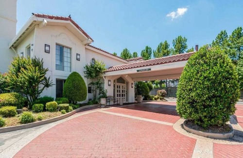 North Little Rock Apartment | 1 King Bed|Non-Smoking