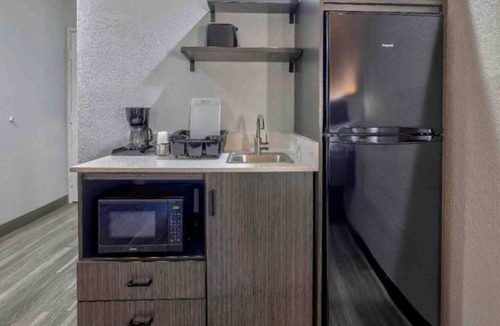 Little Rock Apartment | 1 King Bed | Non-Smoking, Kitchen