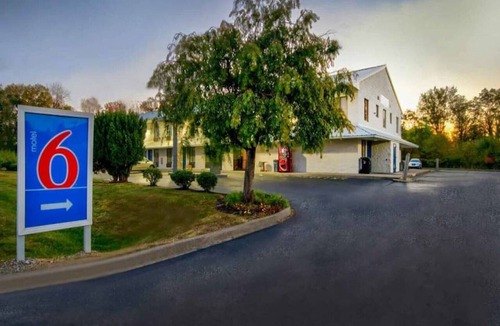 Jeffersonville - Clarksville Apartment | 1 King Bed|Nsmk,Micfridge