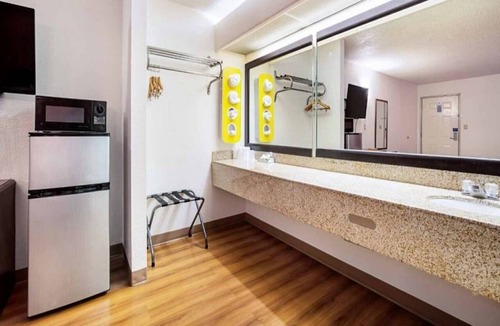 Covington Apartment | 1 King Bed | Smoking, Micfridge