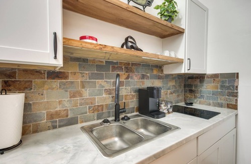 Greenwood House | 1 Mi to Dtwn! Family-Friendly Retreat in Greenwood