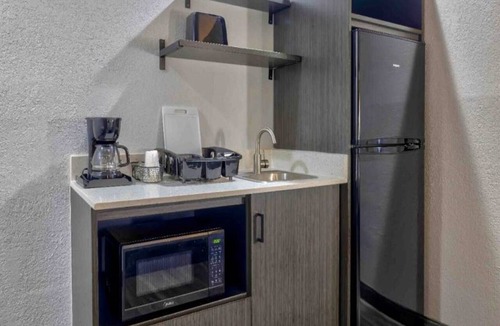 Little Rock Apartment | 1 Queen Bed |Smoking, Kitchen