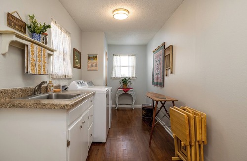 Amarillo House | 10 mi S of Rt 66. 3 BR, 2 baths, sleeps 7, pets OK. HVAC. Full kitchen; grill.