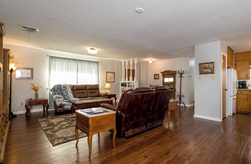Amarillo House | 10 mi S of Rt 66. 3 BR, 2 baths, sleeps 7, pets OK. HVAC. Full kitchen; grill.