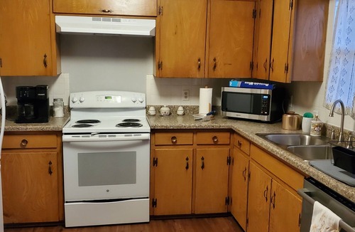 Amarillo House | 10 mi S of Rt 66. 3 BR, 2 baths, sleeps 7, pets OK. HVAC. Full kitchen; grill.