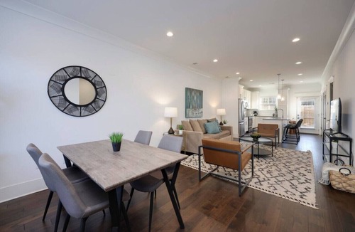 Charlotte Park Villa | 10 Mins To Broadway - Alluring Gated Townhome