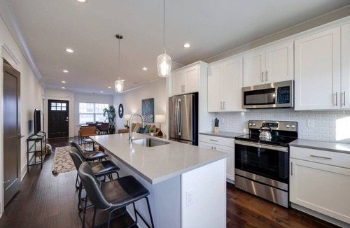 Charlotte Park Villa | 10 Mins To Broadway - Alluring Gated Townhome