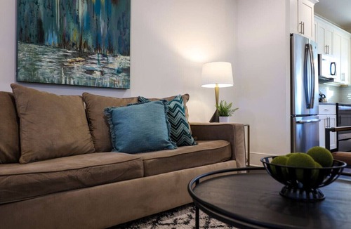 Charlotte Park Villa | 10 Mins To Broadway - Alluring Gated Townhome