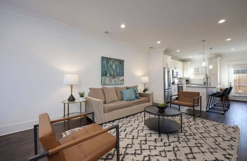 Charlotte Park Villa | 10 Mins To Broadway - Alluring Gated Townhome