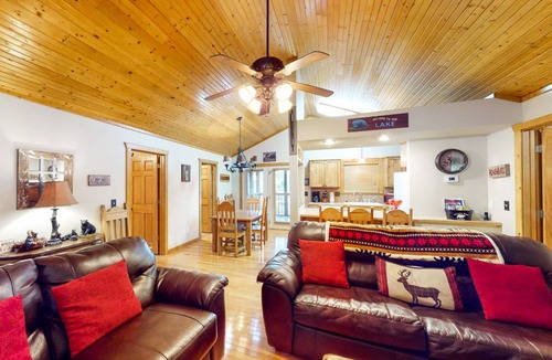 Reeds Spring Cabin | 101 m² Cabin ∙ 2 bedrooms ∙ 6 guests