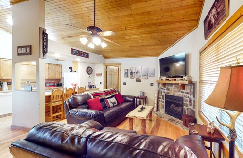 Reeds Spring Cabin | 101 m² Cabin ∙ 2 bedrooms ∙ 6 guests