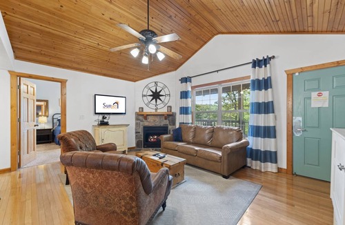 Reeds Spring Cabin | 103 m² Lodge ∙ 2 bedrooms ∙ 8 guests
