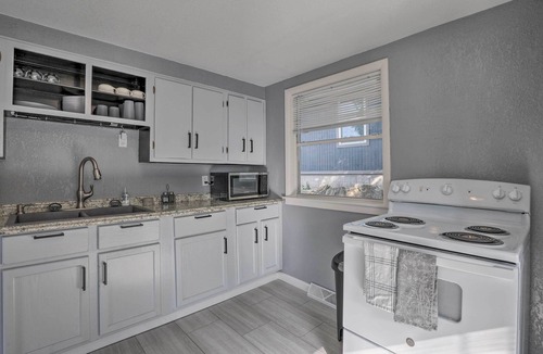 Rockaway Beach Cottage | 11 Mi to Dtwn Branson: Cottage in Rockaway Beach!