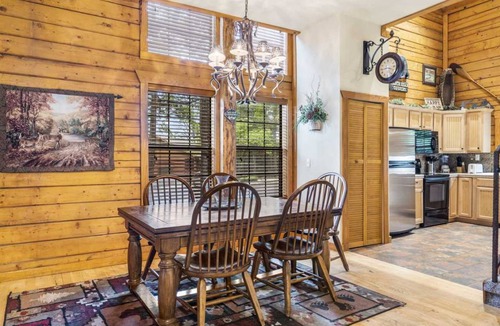 Branson Theater District Cabin | 132 m² Cabin ∙ 3 bedrooms ∙ 8 guests