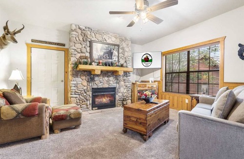 Branson Theater District Cabin | 132 m² Cabin ∙ 3 bedrooms ∙ 8 guests
