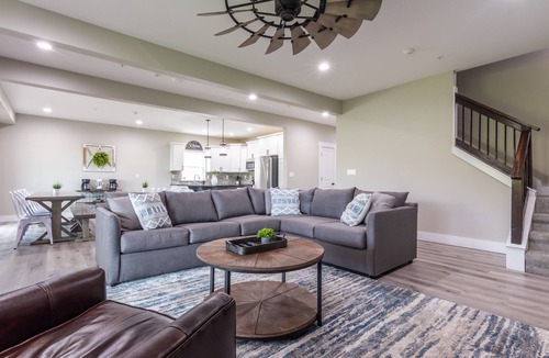 Table Rock House | 14 Bedroom w/Hot Tub-Outdoor/Indoor Community Pool