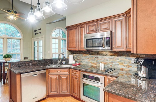 Buechel House | 17 Private Acres! Modern Louisville Escape w/Deck