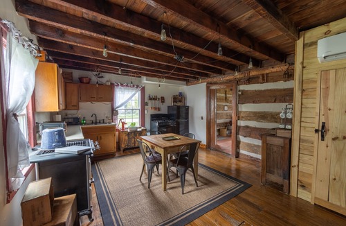 Lexington Cabin | 1800’s Historical Log Cabin near I-75 Interstate