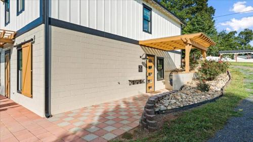 Jefferson City House | 1AS Luxury European Barndo FARM STAY VENUE