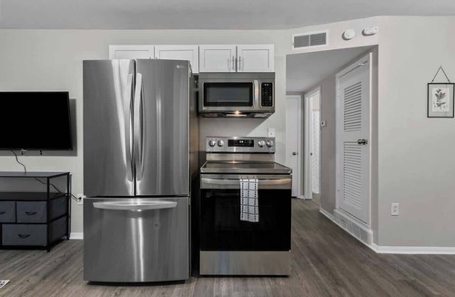 Riverside Apartment | 1BR Near Downtown KC | Free Parking, 2nd Floor