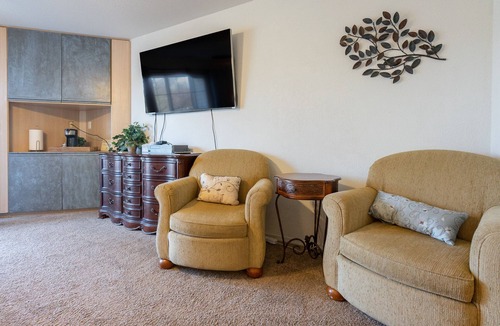 Branson Condo | 1BR WALK-IN ~ NEAR THE 76 STRIP ~ LARGE JETTED TUB ~ FREE TICKETS INCLUDED! (CH5-3)