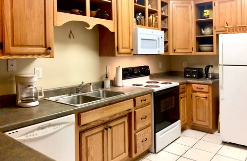Cowan House | 1st floor private dog-friendly open plan L/D/K apARTment w/private Q ensuite BR