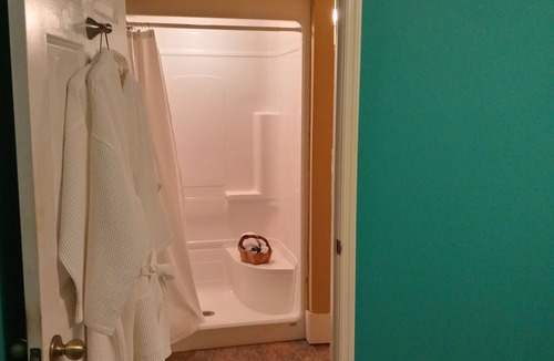 Cowan House | 1st floor private dog-friendly open plan L/D/K apARTment w/private Q ensuite BR