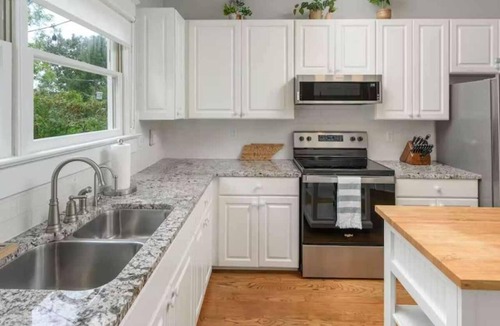 North Chattanooga House | 2/2 North Chatta Charmer with Hot Tub!