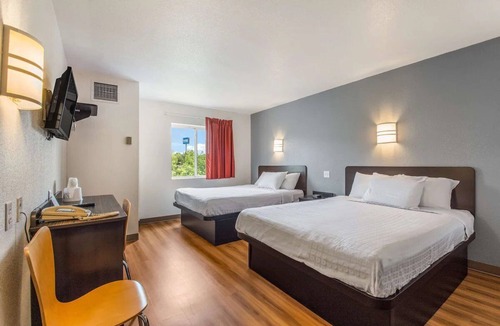 Knoxville Hotel | 2 Affordable Rooms | Convenient Location by Interstate 40 – Easy Access