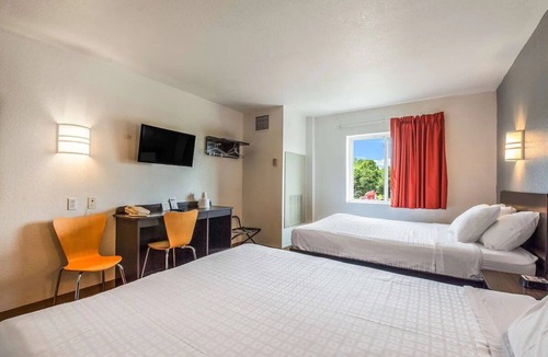 Knoxville Hotel | 2 Affordable Rooms | Convenient Location by Interstate 40 – Easy Access