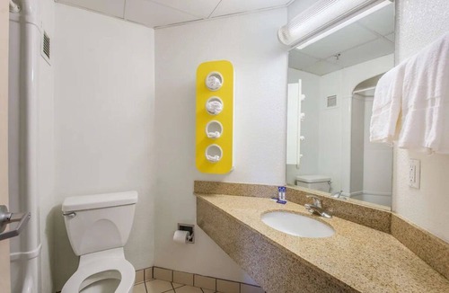 Knoxville Hotel | 2 Affordable Rooms | Convenient Location by Interstate 40 – Easy Access