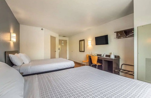 Knoxville Hotel | 2 Affordable Rooms | Convenient Location by Interstate 40 – Easy Access