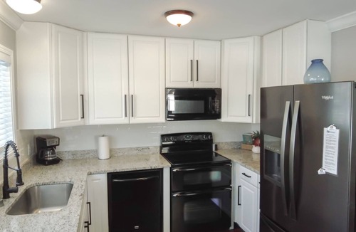 Branson Theater District House | 2-BD WALK-IN ~ 1 Block Off The Strip ~ New Furnishings ~ FREE TICKETS INCLUDED (TH-A)