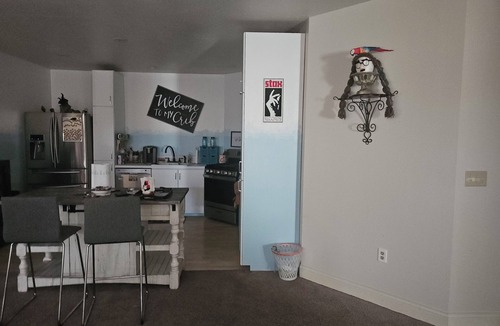 Weston House | 2 BDR Finished Basement, Fitness Room, Kitchen, 1.5 Bath Pool, Hot Tub May-Sep