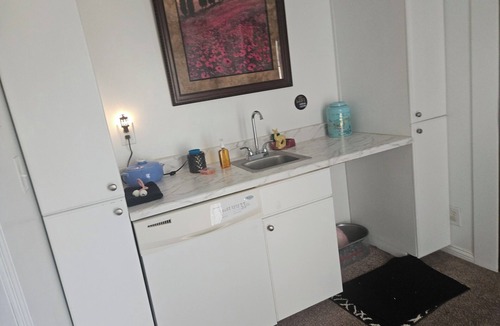 Weston House | 2 BDR Finished Basement, Fitness Room, Kitchen, 1.5 Bath Pool, Hot Tub May-Sep
