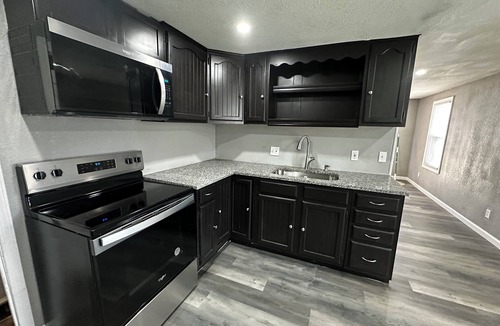 Sugar Creek House | 2 bdrm house in Sugar Creek 7 minutes from 435- 12 minutes from GEHA Stadium