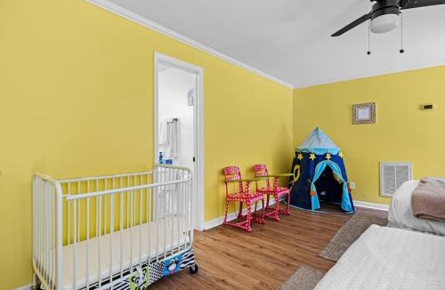 Louisville House | 2 Bed 1 Bath Private Suite Funky Bunch TYSUT
