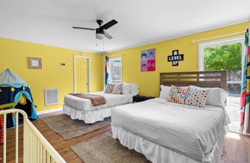 Louisville House | 2 Bed 1 Bath Private Suite Funky Bunch TYSUT