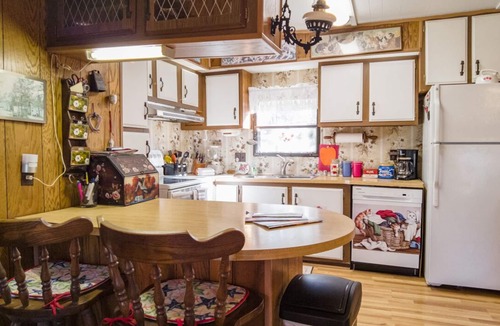 Hollister House | 2 Bed/2 Bath Walk-In Home ~ Near Table Rock State Park ~ FREE TICKETS INCLUDED! (CASA)