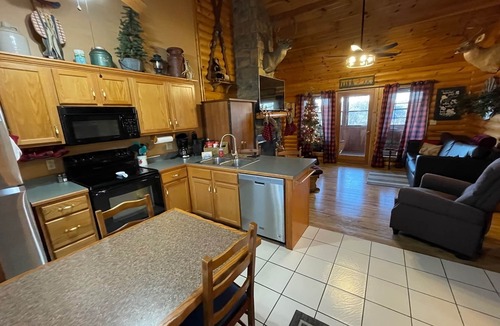 Notch Estates Cabin | 2 bed Log Cabin, w/2 Jacuzzi, 1 mi to SDC, pool, nature trails, private lake